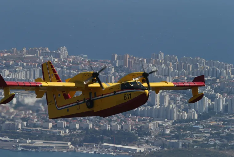 Pogledajte kanader u akciji: Vatrogasci naporno rade kako bi ugasili požar iznad Ka&scaron;tela