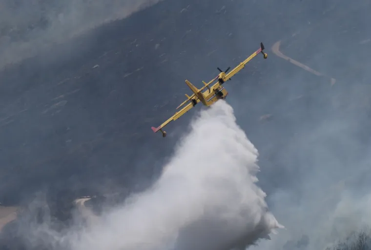 Pogledajte kanader u akciji: Vatrogasci naporno rade kako bi ugasili požar iznad Ka&scaron;tela