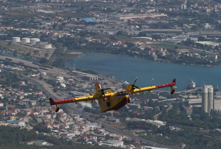 Pogledajte kanader u akciji: Vatrogasci naporno rade kako bi ugasili požar iznad Ka&scaron;tela