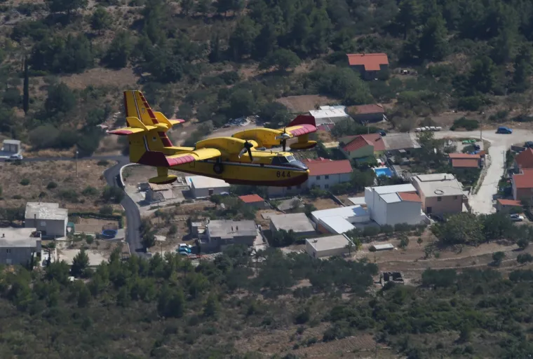 Pogledajte kanader u akciji: Vatrogasci naporno rade kako bi ugasili požar iznad Ka&scaron;tela