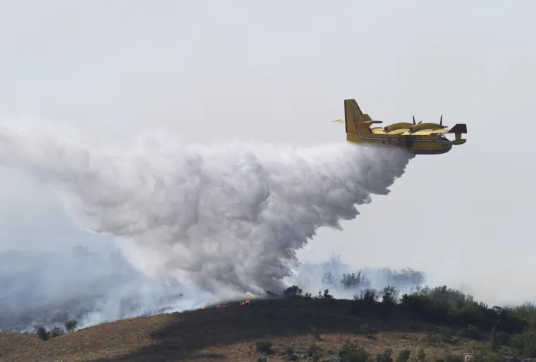 Pogledajte kanader u akciji: Vatrogasci naporno rade kako bi ugasili požar iznad Ka&scaron;tela