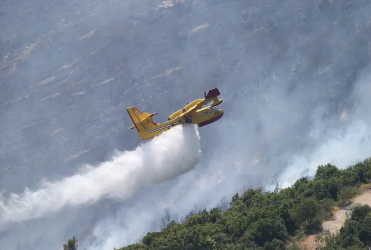 Pogledajte kanader u akciji: Vatrogasci naporno rade kako bi ugasili požar iznad Ka&scaron;tela