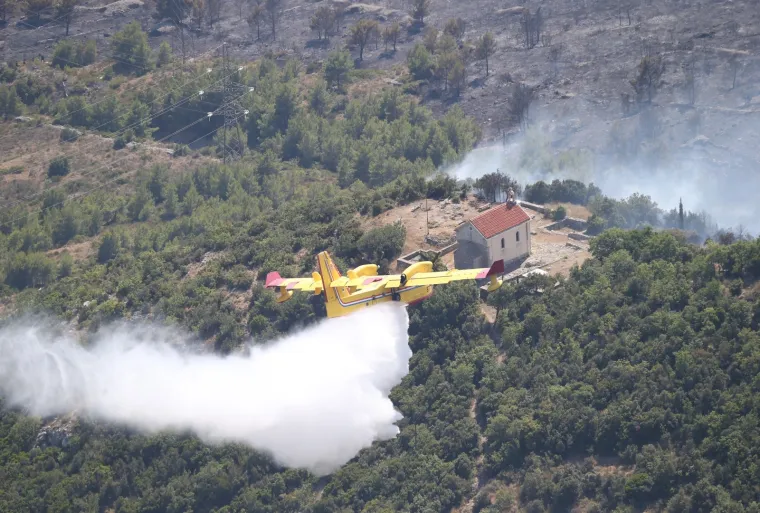 Pogledajte kanader u akciji: Vatrogasci naporno rade kako bi ugasili požar iznad Ka&scaron;tela