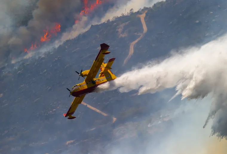 Pogledajte kanader u akciji: Vatrogasci naporno rade kako bi ugasili požar iznad Ka&scaron;tela