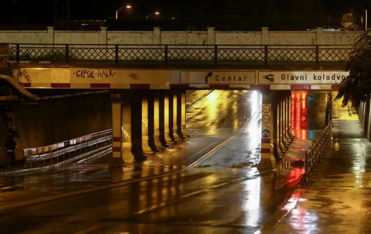 Slična situacija i u Miramarskoj ulici nakon velike kiše, tom se cestom prometuje bez problema. Photo: Matija Habljak/PIXSELL