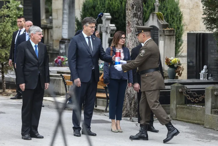 Premijer Plenković položio vijence na Mirogoju uoči Dana pobjede i domovinske zahvalnosti