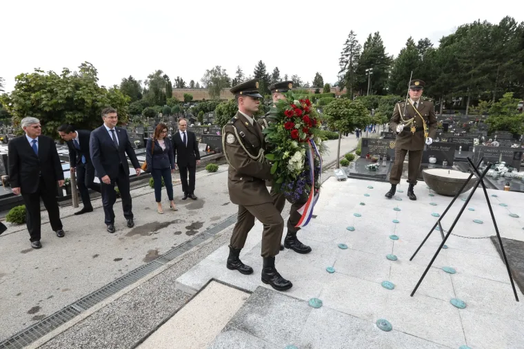 Premijer Plenković položio vijence na Mirogoju uoči Dana pobjede i domovinske zahvalnosti