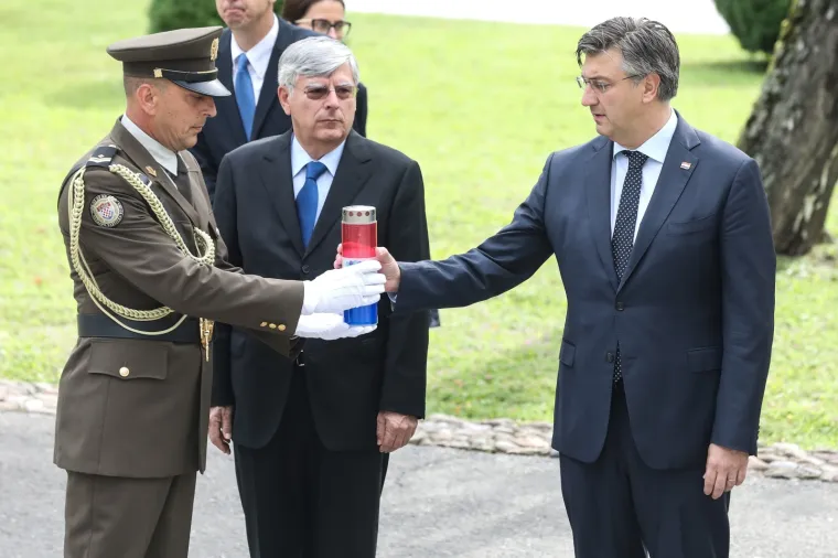 Premijer Plenković položio vijence na Mirogoju uoči Dana pobjede i domovinske zahvalnosti