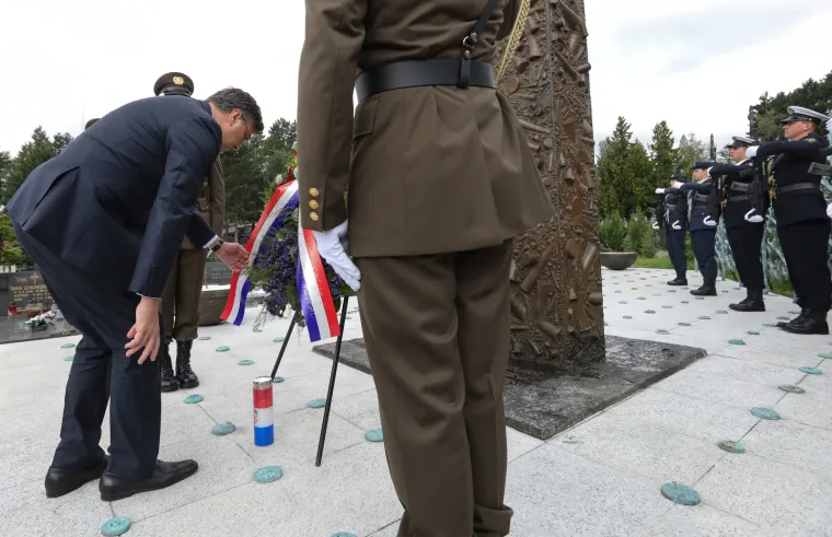 Premijer Plenković položio vijence na Mirogoju uoči Dana pobjede i domovinske zahvalnosti