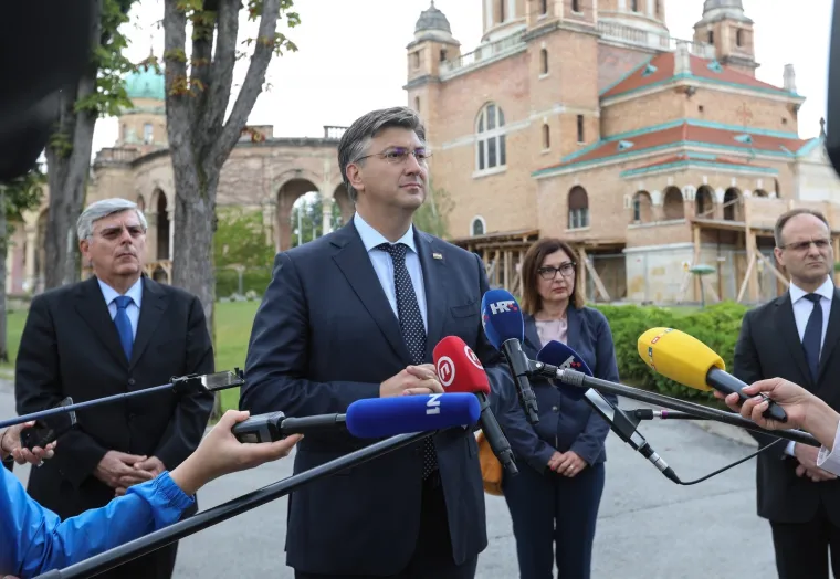 Premijer Plenković položio vijence na Mirogoju uoči Dana pobjede i domovinske zahvalnosti