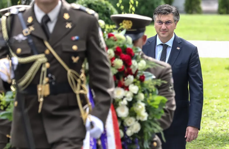 Premijer Plenković položio vijence na Mirogoju uoči Dana pobjede i domovinske zahvalnosti