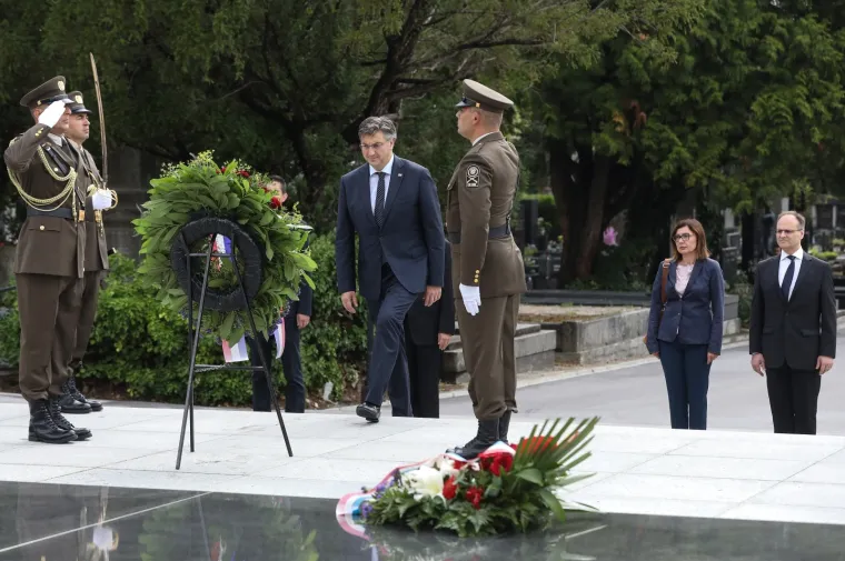 Premijer Plenković položio vijence na Mirogoju uoči Dana pobjede i domovinske zahvalnosti