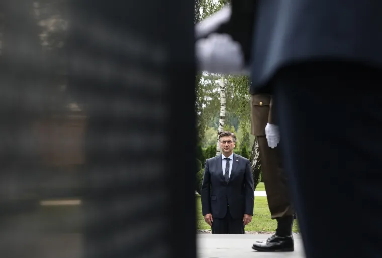 Premijer Plenković položio vijence na Mirogoju uoči Dana pobjede i domovinske zahvalnosti