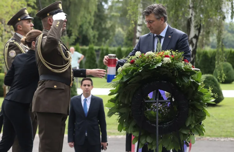 Premijer Plenković položio vijence na Mirogoju uoči Dana pobjede i domovinske zahvalnosti