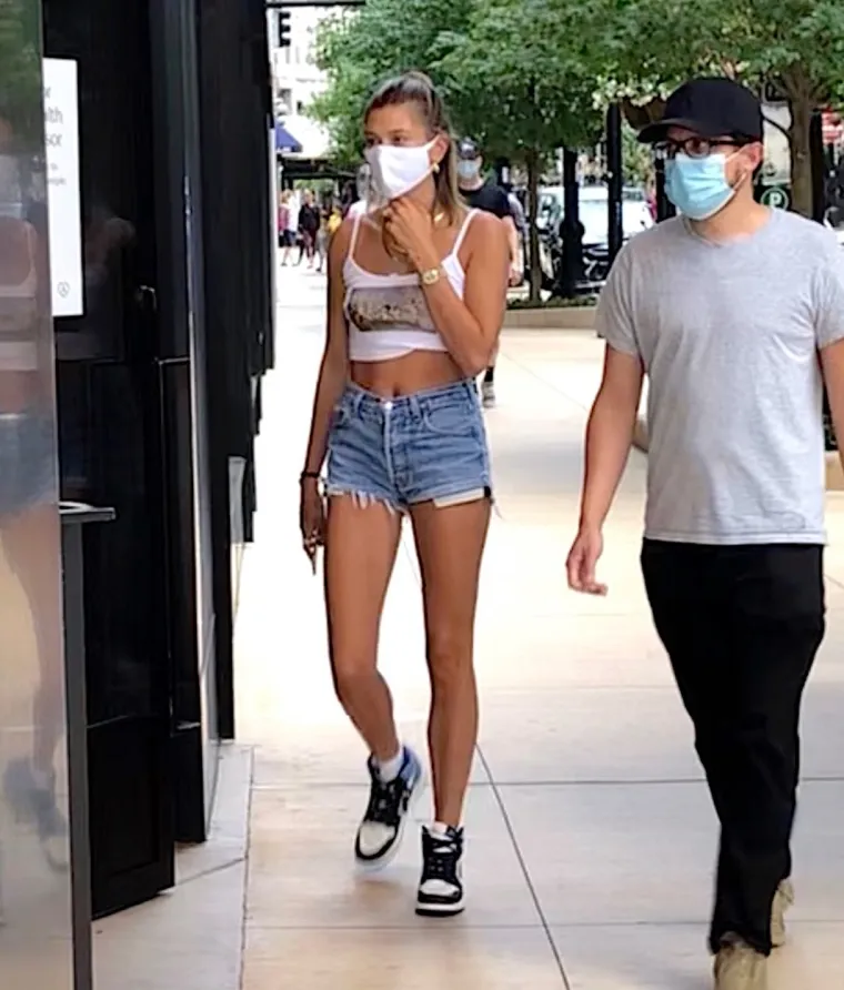 Manekenka Hailey Bieber, supruga Justina Biebera, prošetala se Chicagom u vrućim hlačicama i bijelom topiću. Foto: Profimedia