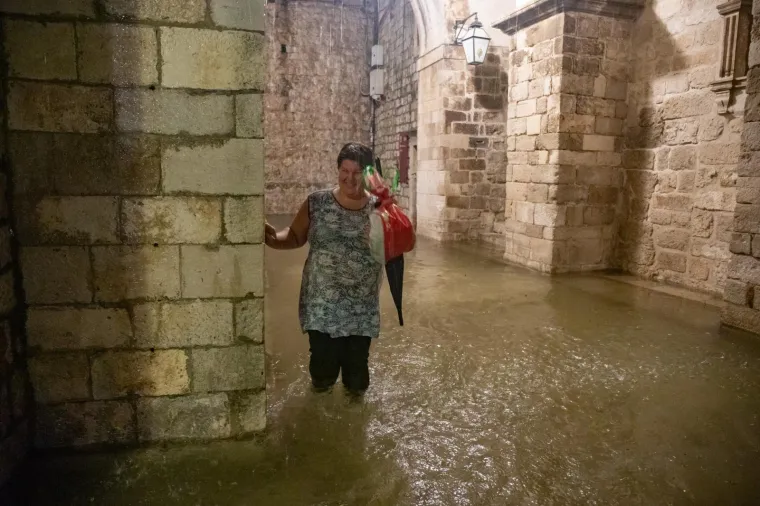 Stradun pod vodom! Nakon obilne kiše, centar Dubrovnika se pretvorio u pravo kupalište
