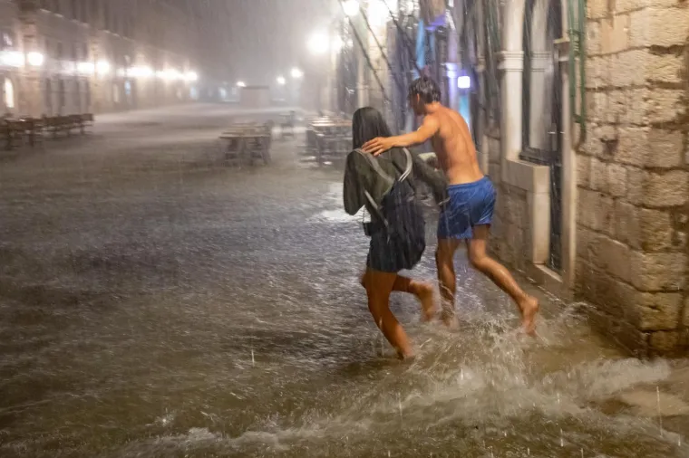 Stradun pod vodom! Nakon obilne kiše, centar Dubrovnika se pretvorio u pravo kupalište