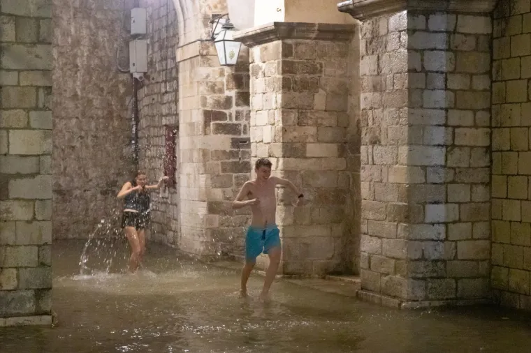 Stradun pod vodom! Nakon obilne kiše, centar Dubrovnika se pretvorio u pravo kupalište