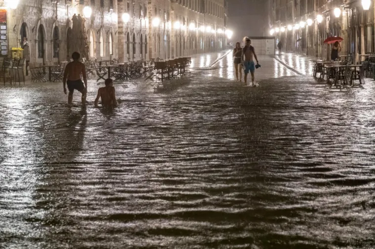 Stradun pod vodom! Nakon obilne kiše, centar Dubrovnika se pretvorio u pravo kupalište