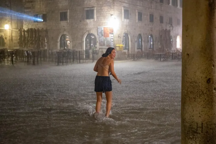 Stradun pod vodom! Nakon obilne kiše, centar Dubrovnika se pretvorio u pravo kupalište