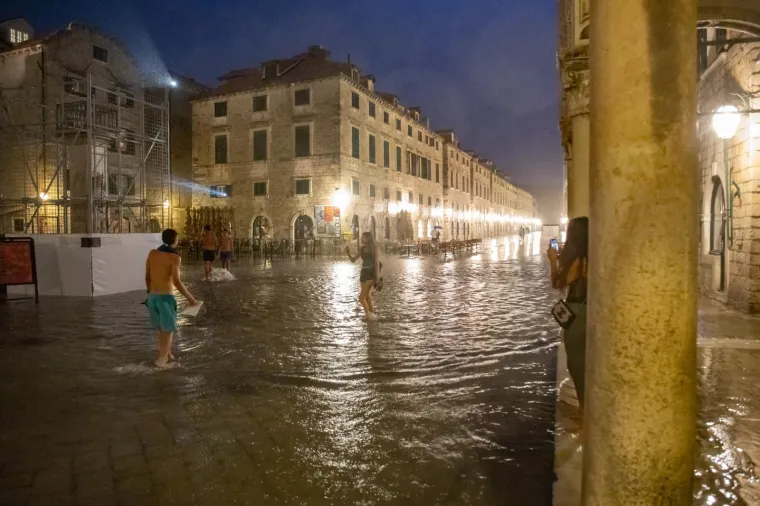 Stradun pod vodom! Nakon obilne kiše, centar Dubrovnika se pretvorio u pravo kupalište