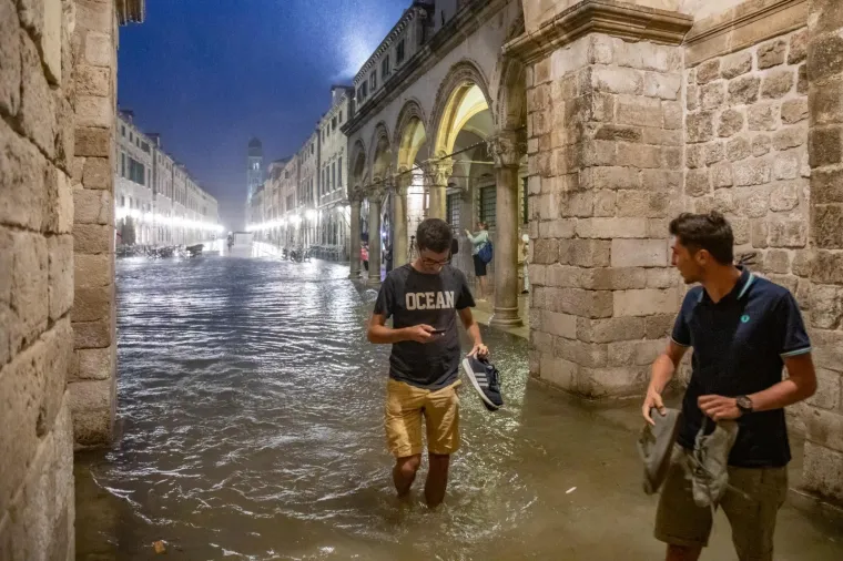 Stradun pod vodom! Nakon obilne kiše, centar Dubrovnika se pretvorio u pravo kupalište