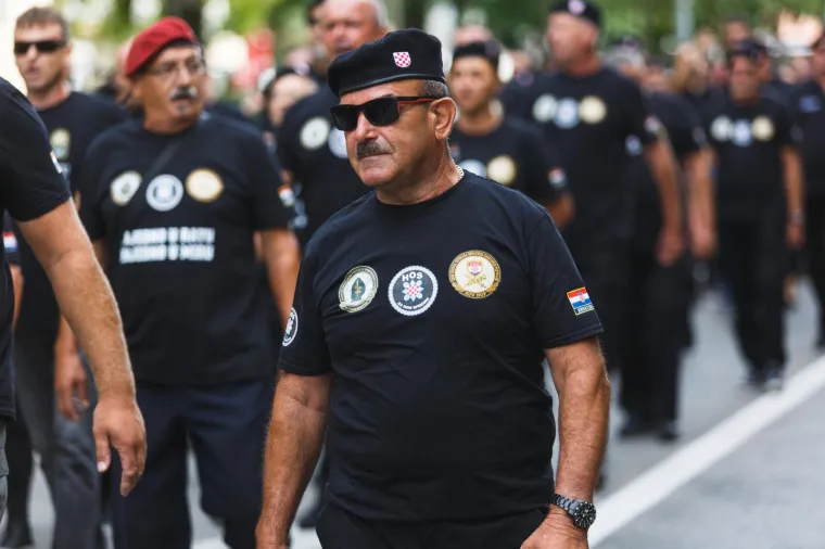 HOS-ovci ipak stigli do glavnog trga u Kninu: Pjevali  'Zovi, samo zovi' i uzvikivali 'Za dom spremni'