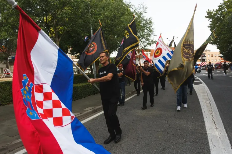 HOS-ovci ipak stigli do glavnog trga u Kninu: Pjevali  'Zovi, samo zovi' i uzvikivali 'Za dom spremni'