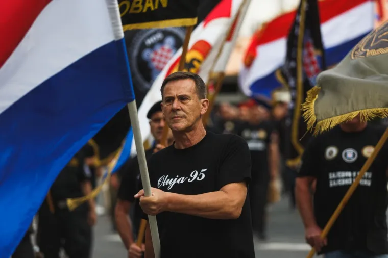 HOS-ovci ipak stigli do glavnog trga u Kninu: Pjevali  'Zovi, samo zovi' i uzvikivali 'Za dom spremni'