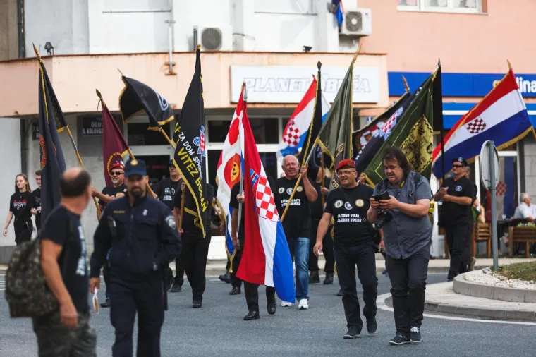 HOS-ovci ipak stigli do glavnog trga u Kninu: Pjevali  'Zovi, samo zovi' i uzvikivali 'Za dom spremni'