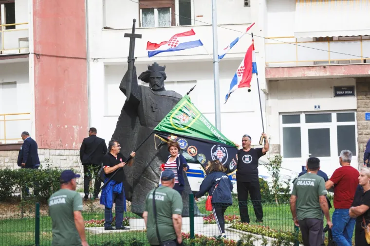 HOS-ovci ipak stigli do glavnog trga u Kninu: Pjevali  'Zovi, samo zovi' i uzvikivali 'Za dom spremni'