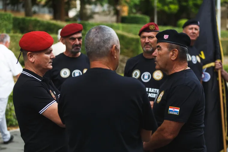 HOS-ovci ipak stigli do glavnog trga u Kninu: Pjevali  'Zovi, samo zovi' i uzvikivali 'Za dom spremni'