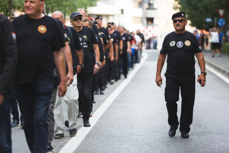 HOS-ovci ipak stigli do glavnog trga u Kninu: Pjevali  'Zovi, samo zovi' i uzvikivali 'Za dom spremni'