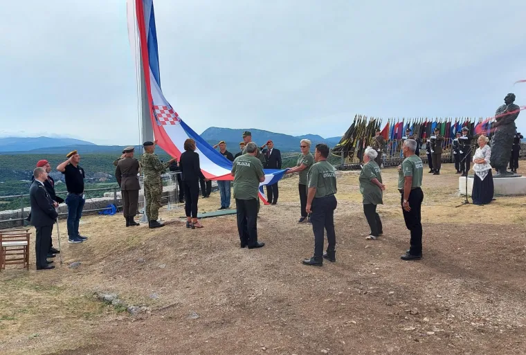 Pogledajte atmosferu u kraljevskom gradu Kninu na proslavi 25. obljetnice akcije Oluja!