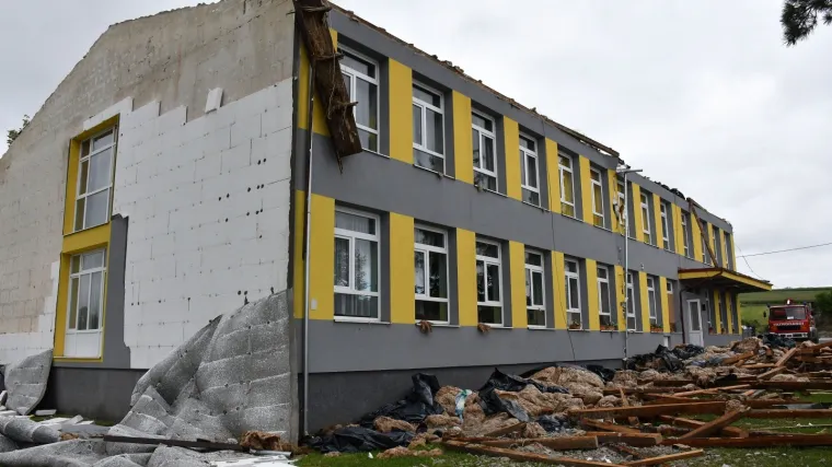 Nevrijeme izazvalo ogromnu &scaron;tetu na &scaron;koli u Čaglinu: Krov zavr&scaron;io na &scaron;kolskom igrali&scaron;tu, voda se cijedi u učionice...