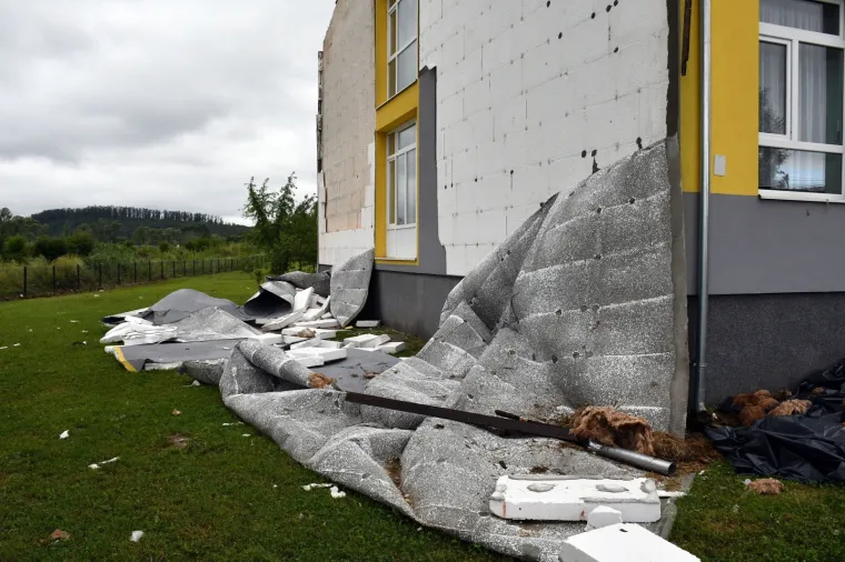 Nevrijeme izazvalo ogromnu &scaron;tetu na &scaron;koli u Čaglinu: Krov zavr&scaron;io na &scaron;kolskom igrali&scaron;tu, voda se cijedi u učionice...
