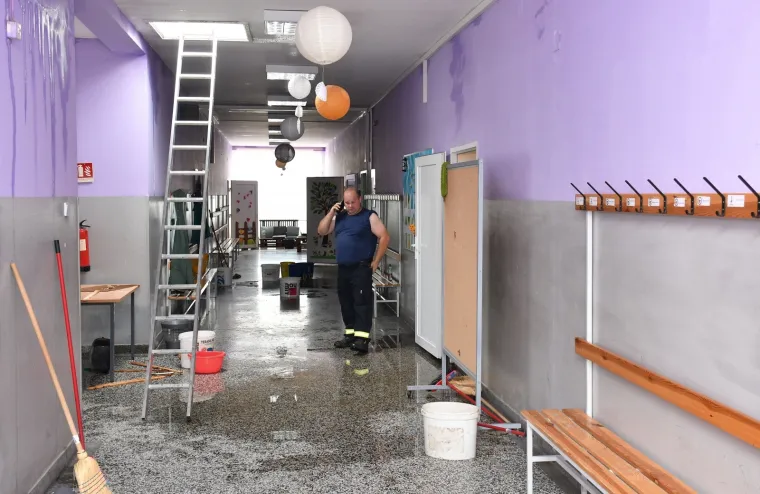 Nevrijeme izazvalo ogromnu &scaron;tetu na &scaron;koli u Čaglinu: Krov zavr&scaron;io na &scaron;kolskom igrali&scaron;tu, voda se cijedi u učionice...