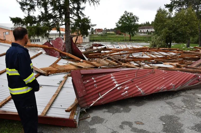 Nevrijeme izazvalo ogromnu &scaron;tetu na &scaron;koli u Čaglinu: Krov zavr&scaron;io na &scaron;kolskom igrali&scaron;tu, voda se cijedi u učionice...