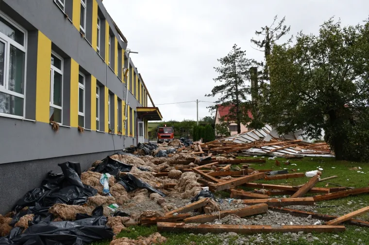 Nevrijeme izazvalo ogromnu &scaron;tetu na &scaron;koli u Čaglinu: Krov zavr&scaron;io na &scaron;kolskom igrali&scaron;tu, voda se cijedi u učionice...