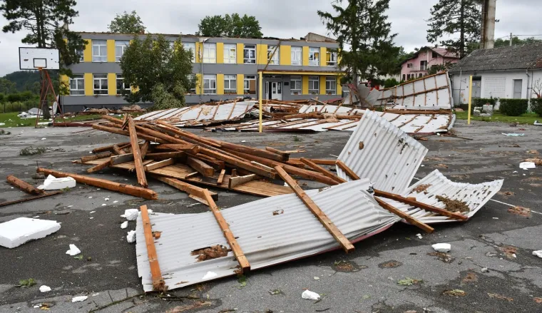 Nevrijeme izazvalo ogromnu &scaron;tetu na &scaron;koli u Čaglinu: Krov zavr&scaron;io na &scaron;kolskom igrali&scaron;tu, voda se cijedi u učionice...