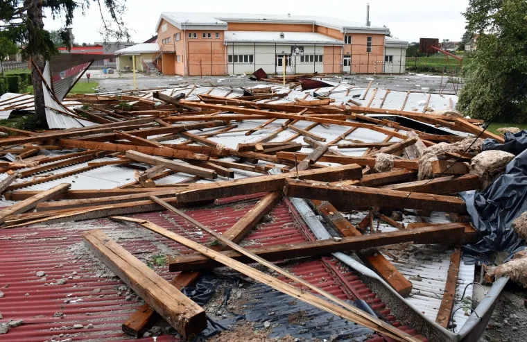 Nevrijeme izazvalo ogromnu &scaron;tetu na &scaron;koli u Čaglinu: Krov zavr&scaron;io na &scaron;kolskom igrali&scaron;tu, voda se cijedi u učionice...