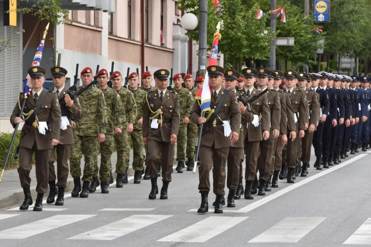 Jutarnji mimohod i budnica u Kninu.