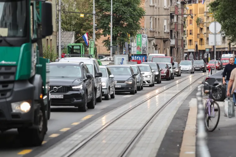 Ljeto u Zagrebu, radovi u gradu: U Ilici se stvara gužva, izmje&scaron;teno i tramvajsko stajali&scaron;te