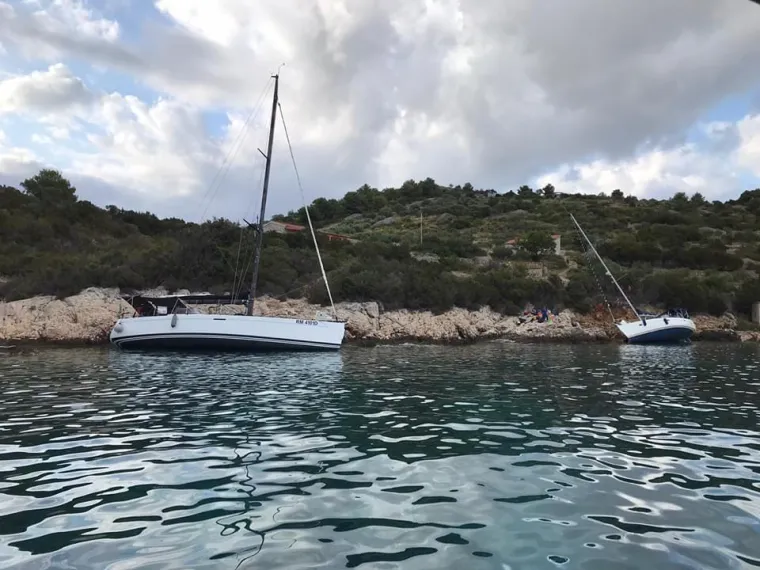 Dvije jedrilice nasukale se kod Visa: HGSS usred noći spašavao nautičare