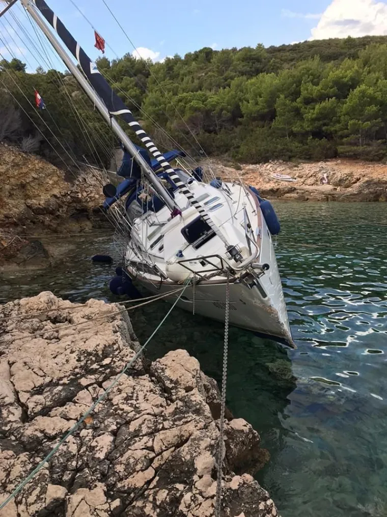 Dvije jedrilice nasukale se kod Visa: HGSS usred noći spašavao nautičare
