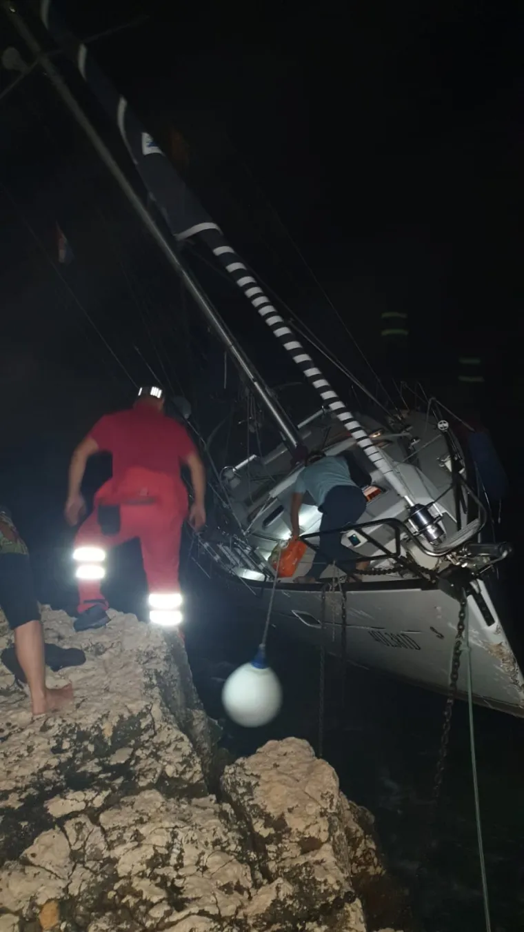 Dvije jedrilice nasukale se kod Visa: HGSS usred noći spašavao nautičare