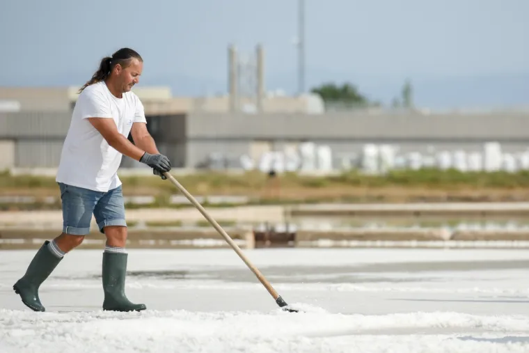 Tradicija i vrhunska atrakcija: Sunce, more i vjetar stvaraju ninsku sol, ljudi su tu samo da je beru s ljubavlju