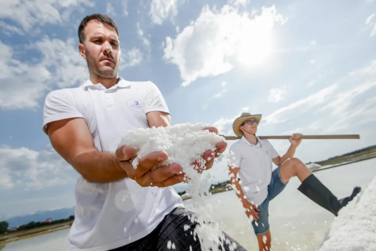 Tradicija i vrhunska atrakcija: Sunce, more i vjetar stvaraju ninsku sol, ljudi su tu samo da je beru s ljubavlju