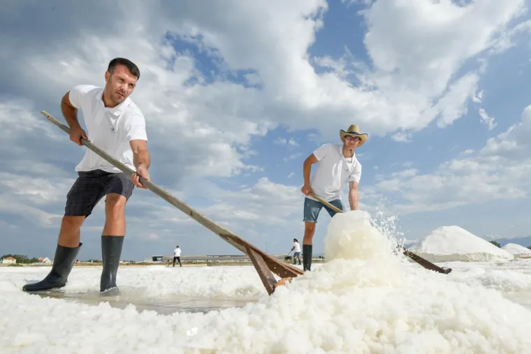 Tradicija i vrhunska atrakcija: Sunce, more i vjetar stvaraju ninsku sol, ljudi su tu samo da je beru s ljubavlju