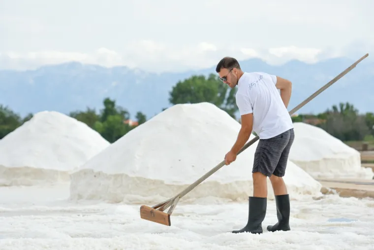 Tradicija i vrhunska atrakcija: Sunce, more i vjetar stvaraju ninsku sol, ljudi su tu samo da je beru s ljubavlju
